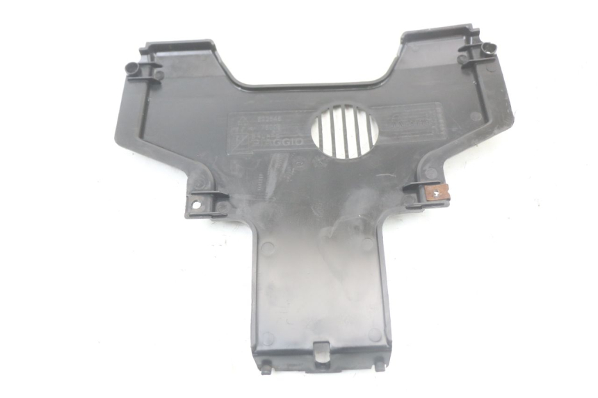 photo de GIUNZIONE PARAURTI ANTERIORE INF PIAGGIO MP3 LT 400 (2007 - 2012) - Altra angolazione