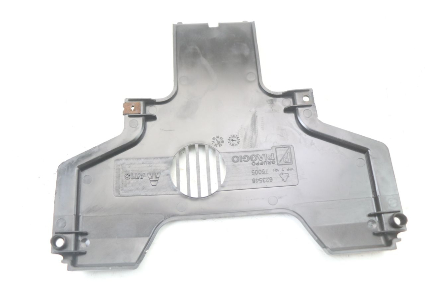 photo de GIUNZIONE PARAURTI ANTERIORE INF PIAGGIO MP3 LT 400 (2007 - 2012) - Primo piano tecnico