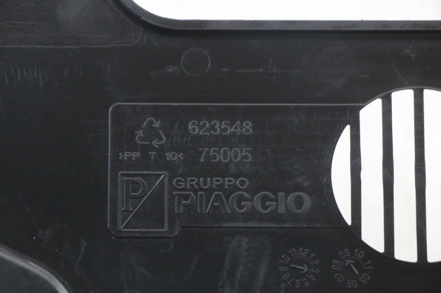 photo de GIUNZIONE PARAURTI ANTERIORE INF PIAGGIO MP3 LT 400 (2007 - 2012) - Vista d'insieme del prodotto