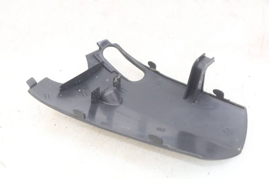 photo de GIUNZIONE PARAURTI ANTERIORE INF HONDA SCV LEAD 100 (2003 - 2007) - Dettaglio del componente
