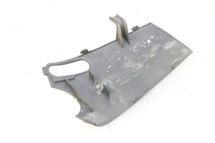 photo de GIUNZIONE PARAURTI ANTERIORE INF HONDA SCV LEAD 100 (2003 - 2007) - Zoom sullo stato d'uso