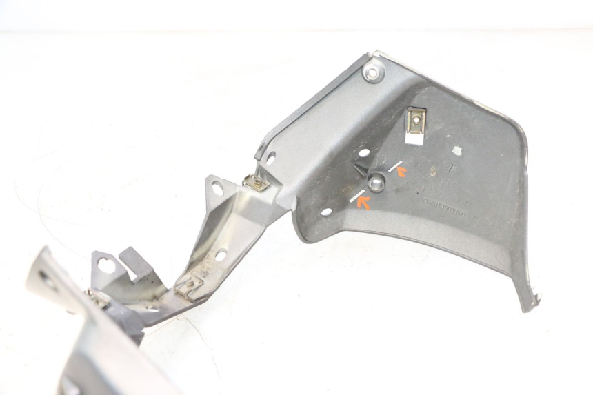 photo de GIUNZIONE PARAURTI ANTERIORE INF PEUGEOT TREKKER 50 (1995 - 2004) - Zoom sullo stato d'uso