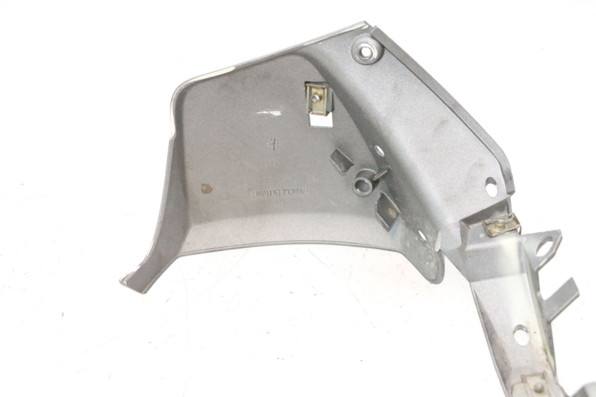 photo de GIUNZIONE PARAURTI ANTERIORE INF PEUGEOT TREKKER 50 (1995 - 2004) - Primo piano tecnico