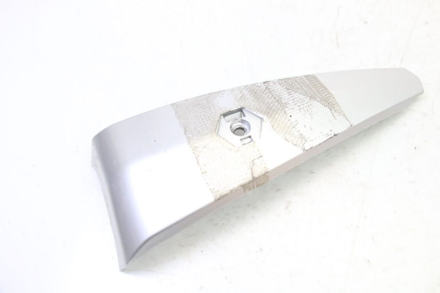 photo de CARENA ANTERIORE CONGIUNZIONE PIAGGIO LIBERTY 4T 50 (2009 - 2015) - Zoom sullo stato d'uso