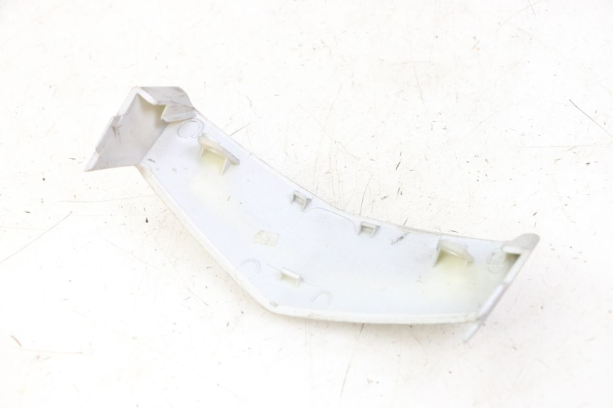 photo de Giunzione carena anteriore superiore PEUGEOT VIVACITY 125 (2010 - 2017) - Zoom sullo stato d'uso