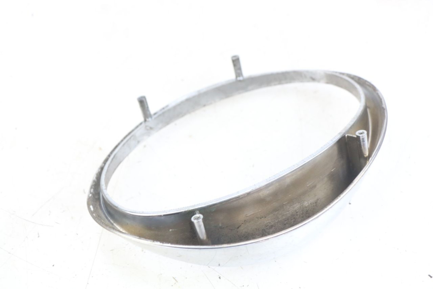 photo de GIUNZIONE CARENA ANTERIORE SUP APRILIA SCARABEO 100 (2003 - 2012) - Dettaglio del componente