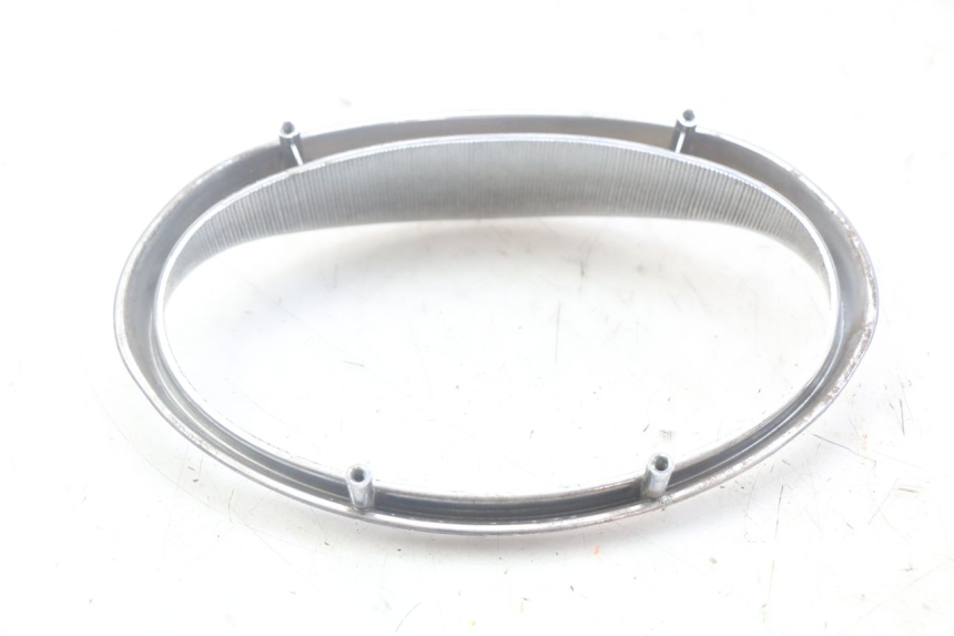 photo de GIUNZIONE CARENA ANTERIORE SUP APRILIA SCARABEO 100 (2003 - 2012) - Dettaglio del componente