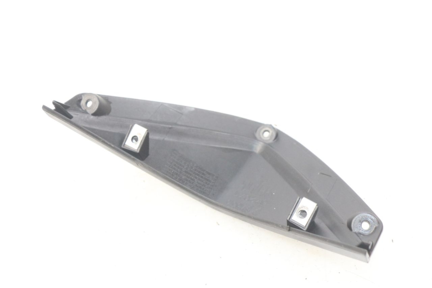 photo de GIUNZIONE CARENA ANTERIORE SUP APRILIA SR 2T 50 (2012 - 2017) - Dettaglio del componente