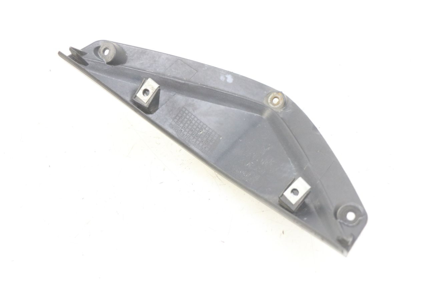 photo de GIUNZIONE CARENA ANTERIORE SUP APRILIA SR 2T 50 (2012 - 2017) - Dettaglio del componente