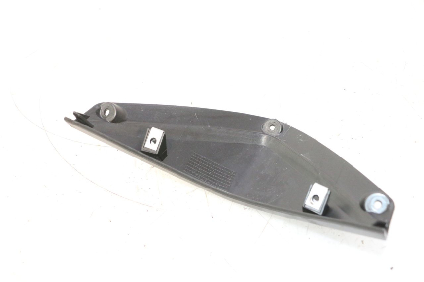 photo de GIUNZIONE CARENA ANTERIORE SUP APRILIA SR 2T 50 (2012 - 2017) - Dettaglio del componente