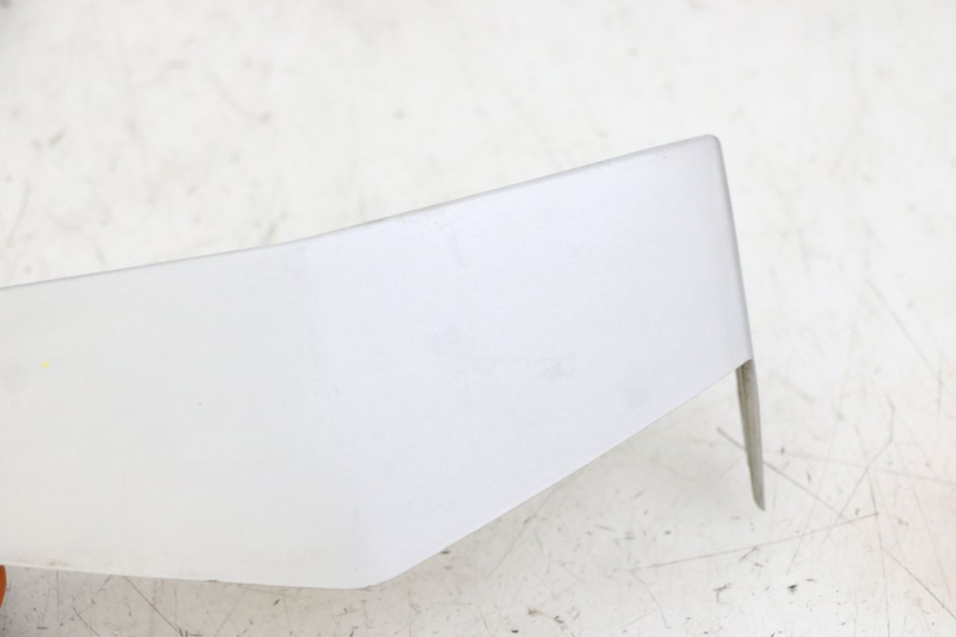 photo de GIUNZIONE CARENA ANTERIORE SUP PEUGEOT VIVACITY NEW 2T 50 (2008 - 2017) - Dettaglio del componente