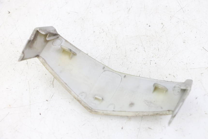 photo de GIUNZIONE CARENA ANTERIORE SUP PEUGEOT VIVACITY NEW 2T 50 (2008 - 2017) - Primo piano tecnico