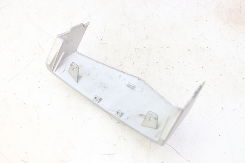 photo de GIUNZIONE CARENA ANTERIORE SUP PEUGEOT VIVACITY NEW 4T 50 (2008 - 2017) - Dettaglio del componente