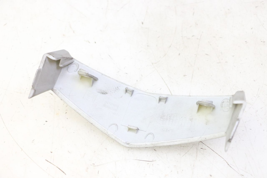 photo de GIUNZIONE CARENA ANTERIORE SUP PEUGEOT VIVACITY NEW 4T 50 (2008 - 2017) - Altra angolazione