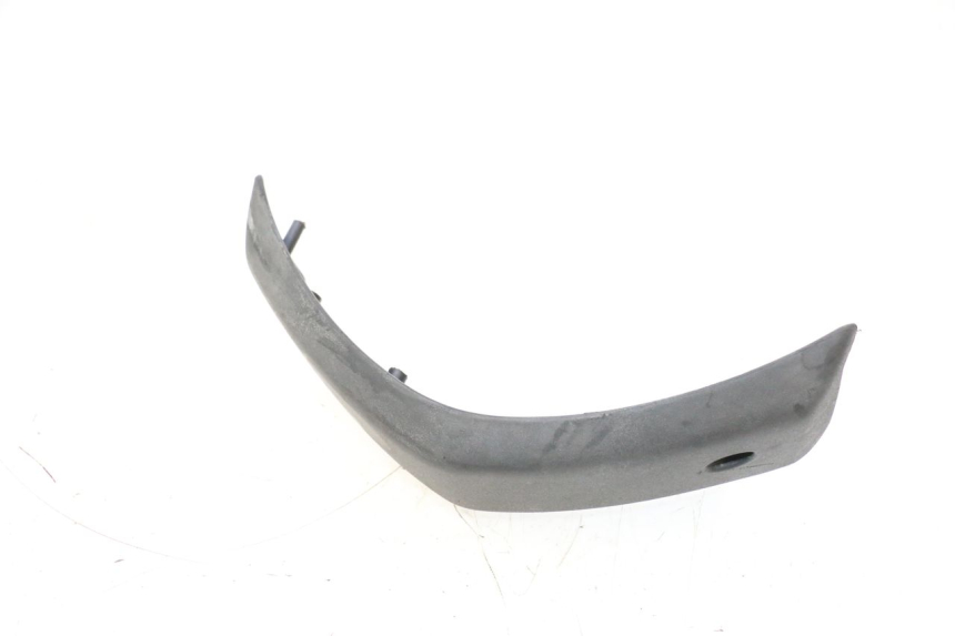 photo de GIUNZIONE CARENA ANTERIORE PEUGEOT TREKKER 50 (1995 - 2004) - Zoom sullo stato d'uso