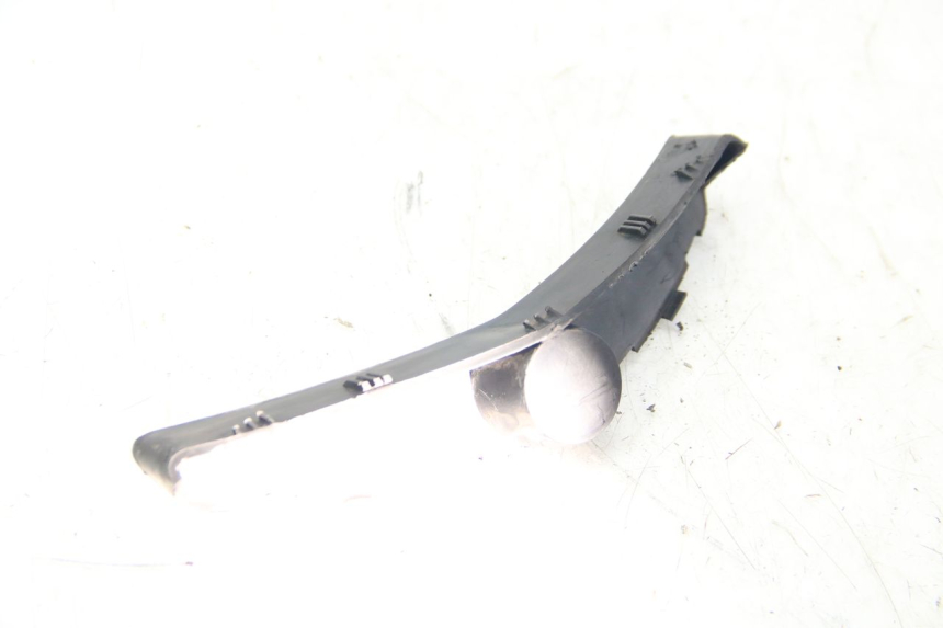 photo de GIUNZIONE CARENA ANTERIORE YAMAHA XMAX X-MAX 125 (2006 - 2009) - Primo piano tecnico