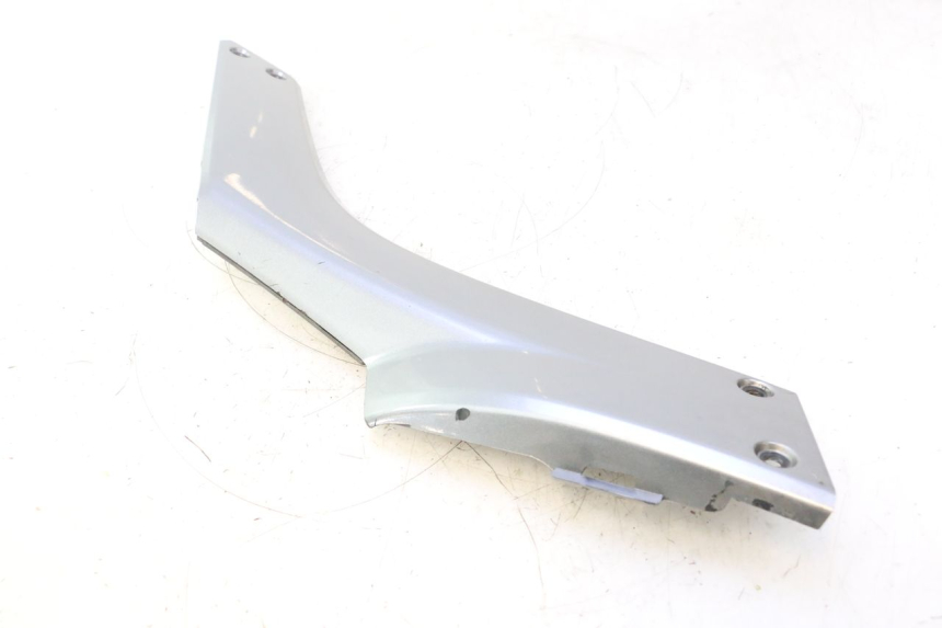 photo de CARENA PEDANA CONGIUNZIONE DESTRA GILERA GP 800 (2007 - 2013) - Dettagli dei punti di fissaggio