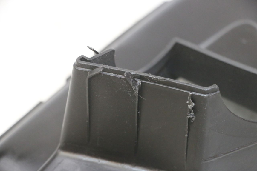 photo de Giunzione pedana destra PEUGEOT JET FORCE CARBU 50 (2003 - 2016) - Zoom sullo stato d'uso