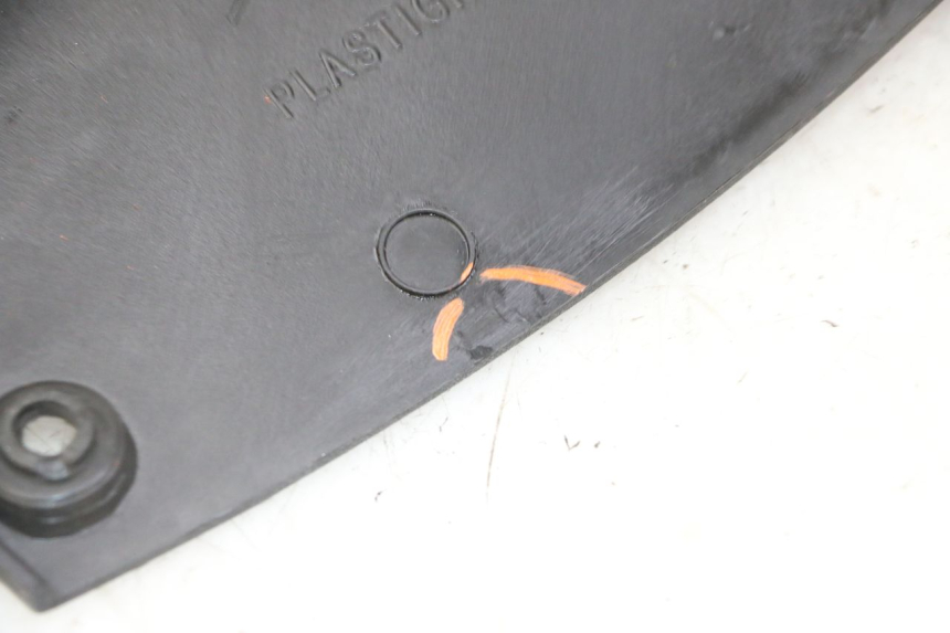 photo de Giunzione pedana destra PEUGEOT JET FORCE CARBU 50 (2003 - 2016) - Primo piano tecnico