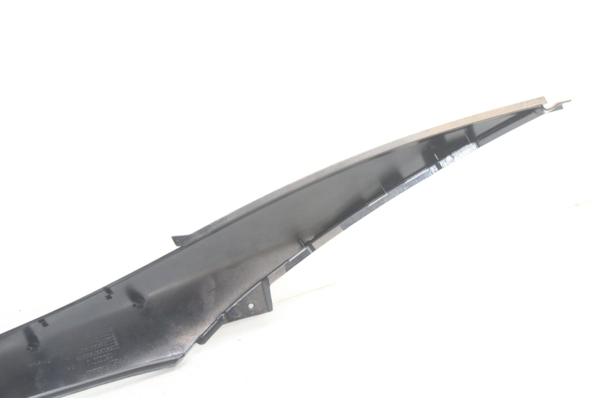 photo de CARENA PEDANA CONGIUNZIONE DESTRA PIAGGIO MP3 500 (2014 - 2017) - Dettagli dei punti di fissaggio