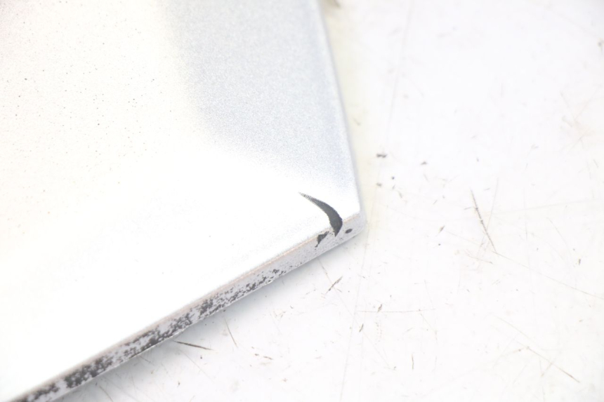 photo de CARENA PEDANA CONGIUNZIONE DESTRA PIAGGIO MP3 RL 250 (2006 - 2010) - Zoom sullo stato d'uso