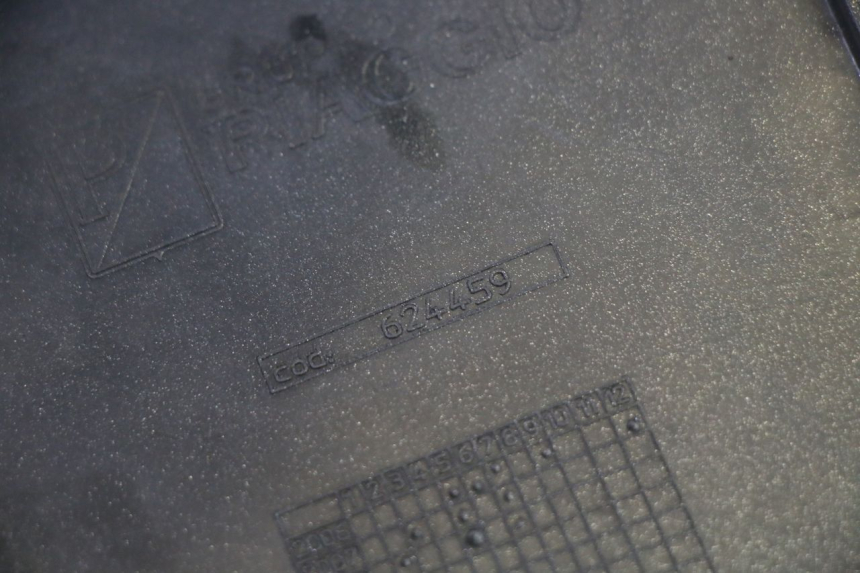 photo de CARENA PEDANA CONGIUNZIONE DESTRA PIAGGIO MP3 RL 250 (2006 - 2010) - Dettagli dei punti di fissaggio