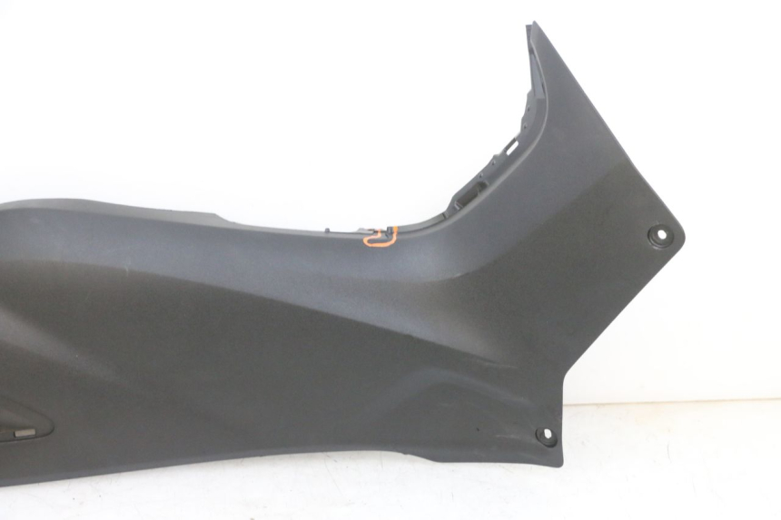 photo de CARENA PEDANA CONGIUNZIONE DESTRA YAMAHA TRICITY 300 (2020 - 2024) - Primo piano ad alta risoluzione