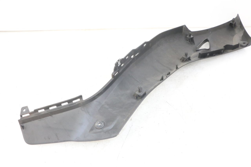 photo de GIUNZIONE PEDANA DESTRA YAMAHA XMAX X-MAX ABS 125 (2017 - 2020) - Primo piano tecnico