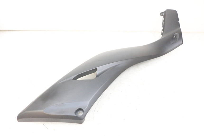 photo de GIUNZIONE PEDANA DESTRA YAMAHA XMAX X-MAX ABS 125 (2017 - 2020) - Stato della superficie e materiale