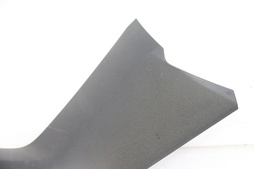 photo de CARENA PEDANA CONGIUNZIONE DESTRA YAMAHA XMAX X-MAX 125 (2021 - 2025) - Dettagli dei punti di fissaggio