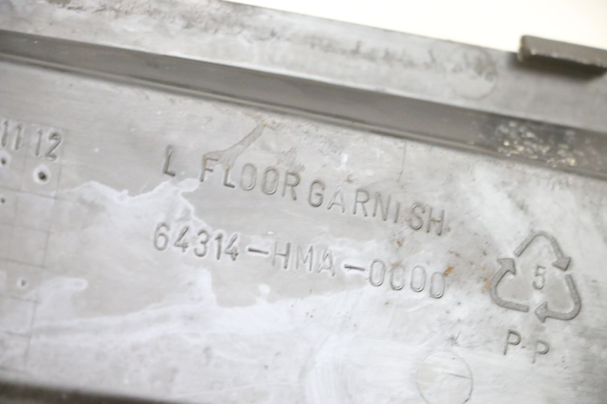 photo de CARENA PEDANA CONGIUNZIONE SINISTRA SYM GTS EVO 125 (2009 - 2013) - Dettaglio del componente