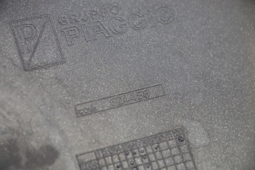 photo de CARENA PEDANA CONGIUNZIONE SINISTRA PIAGGIO MP3 RL 250 (2006 - 2010) - Primo piano tecnico