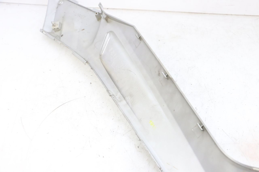 photo de JUNZIONE PEDANA SINISTRA YAMAHA XMAX X-MAX 125 (2006 - 2009) - Dettagli dei punti di fissaggio