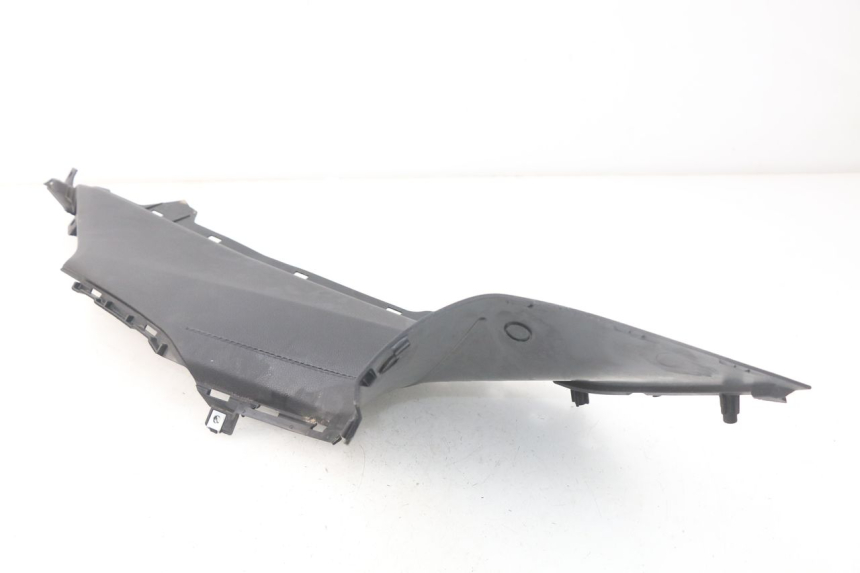 photo de CARENA PEDANA CONGIUNZIONE SINISTRA YAMAHA YP T-MAX TMAX 530 (2017 - 2020) - Dettagli dei punti di fissaggio