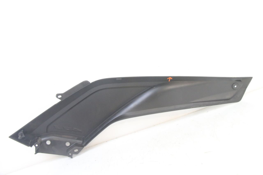 photo de Giunto pedana sinistra YAMAHA YP X-MAX XMAX 400 (2014 - 2017) - Primo piano tecnico