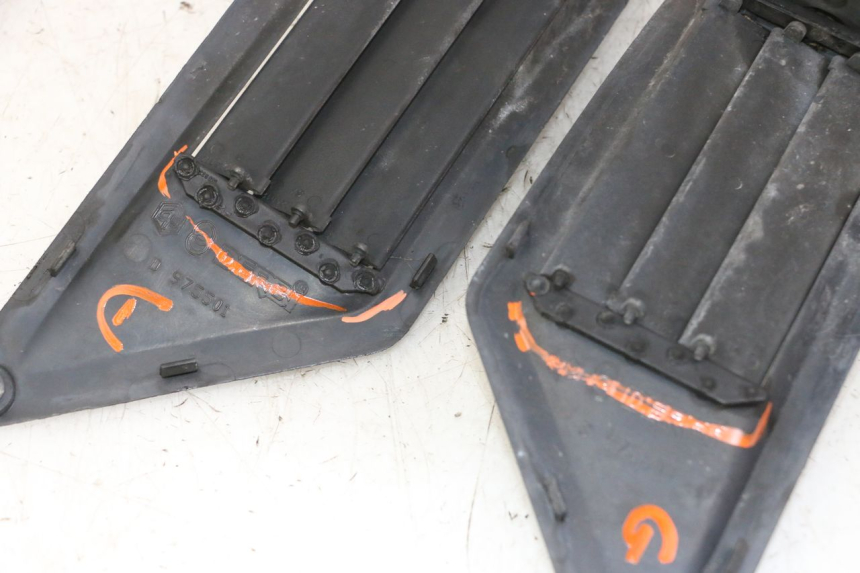 photo de CARENA PEDANA CONGIUNZIONE GILERA NEXUS 300 (2008 - 2013) - Dettagli dei punti di fissaggio