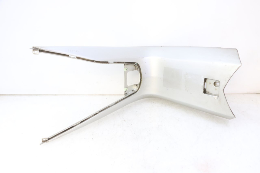 photo de CARENA PEDANA CONGIUNZIONE PEUGEOT SATELIS 125 (2006 - 2009) - Caratteristiche distintive