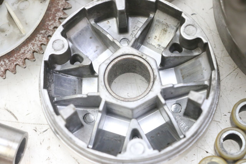 photo de KIT FRIZIONE VARIATORE KYMCO AGILITY 4T 50 (2005 - 2018) - Primo piano ad alta risoluzione