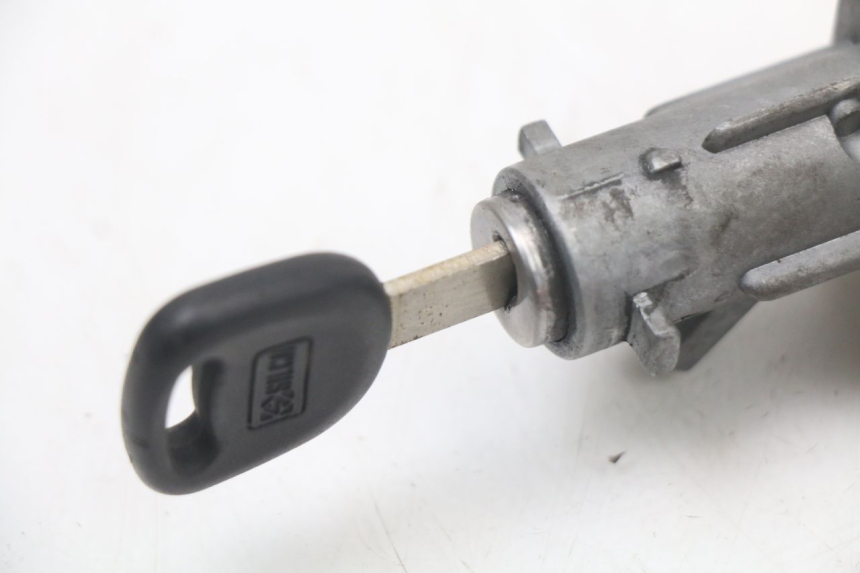 photo de KIT CHIAVE SERRATURA NEIMAN KYMCO AGILITY 4T 50 (2005 - 2018) - Primo piano tecnico