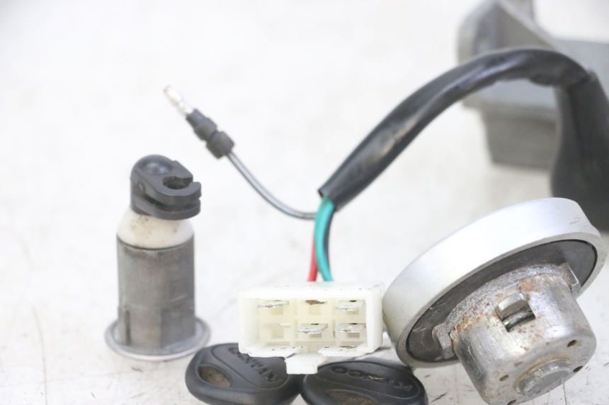 photo de KIT CHIAVE SERRATURA NEIMAN KYMCO AGILITY 4T 50 (2005 - 2018) - Primo piano tecnico