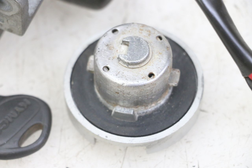 photo de KIT CHIAVE SERRATURA NEIMAN KYMCO AGILITY 4T 50 (2005 - 2018) - Stato della superficie e materiale