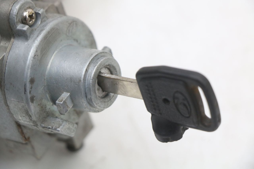 photo de KIT CHIAVE BLOCCO NEIMAN KYMCO DINK STREET 125 (2009 - 2014) - Primo piano tecnico