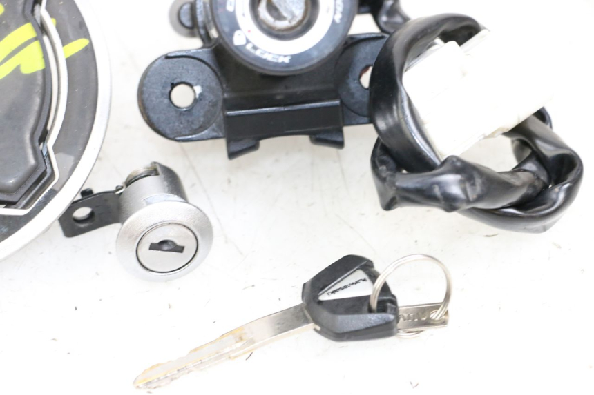 photo de KIT SERRATURE KAWASAKI NINJA 400 (2018 - 2023) - Stato della superficie e materiale