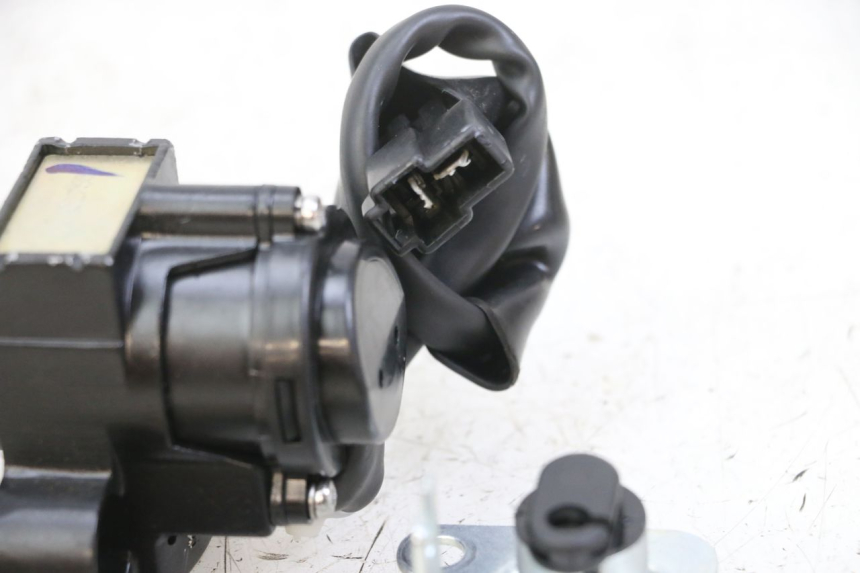 photo de KIT SERRATURE ROYAL ENFIELD SCRAM 411 (2022 - 2024) - Primo piano tecnico