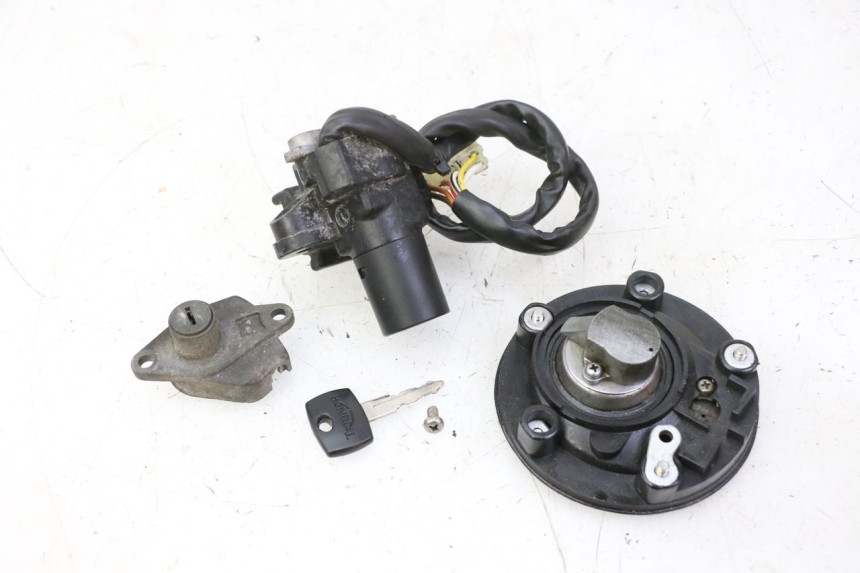 photo de KIT SERRATURE TRIUMPH SPRINT 900 (1995 - 1998) - Zoom sullo stato d'uso