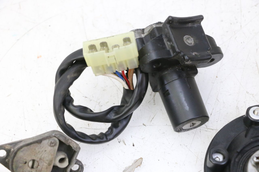 photo de KIT SERRATURE TRIUMPH SPRINT 900 (1995 - 1998) - Altra angolazione