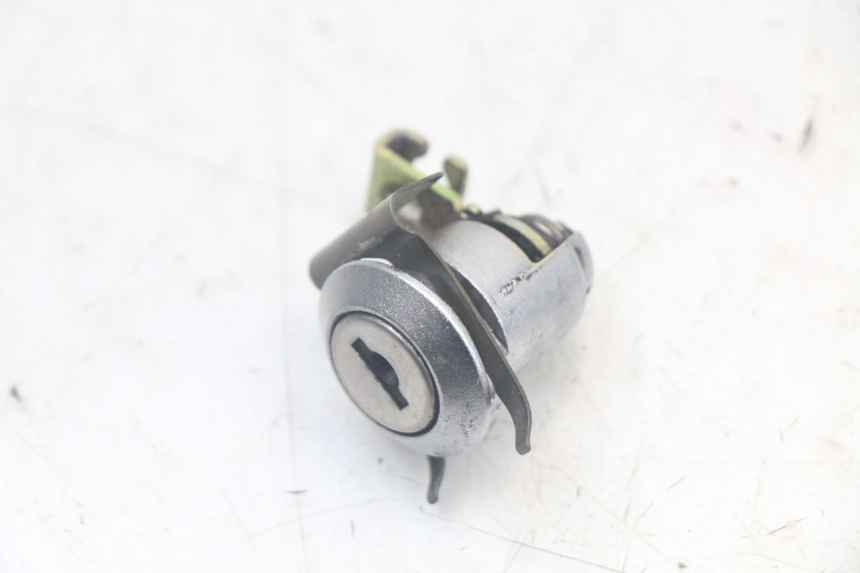 photo de KIT SERRATURA CHIAVE NEIMAN SUZUKI SV N 650 (1999 - 2002) - Primo piano ad alta risoluzione