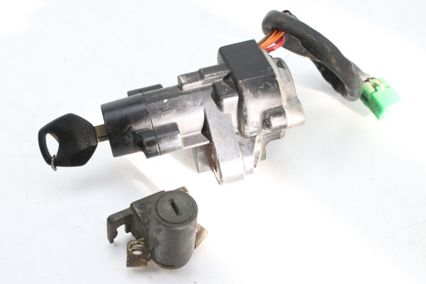 photo de KIT SERRATURA CHIAVE NEIMAN SUZUKI TLS TL S 1000 (1997 - 2001) - Dettagli dei punti di fissaggio