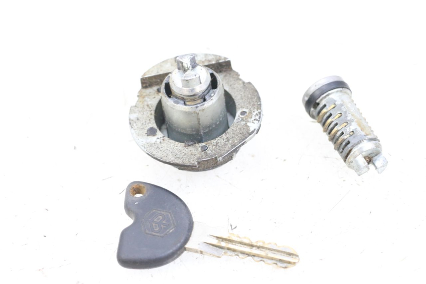 photo de KIT SERRATURA CHIAVE NEIMAN PIAGGIO ZIP 2T 50 (2009 - 2019) - Altra angolazione