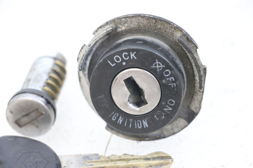 photo de KIT SERRATURA CHIAVE NEIMAN PIAGGIO ZIP 2T 50 (2009 - 2019) - Primo piano tecnico